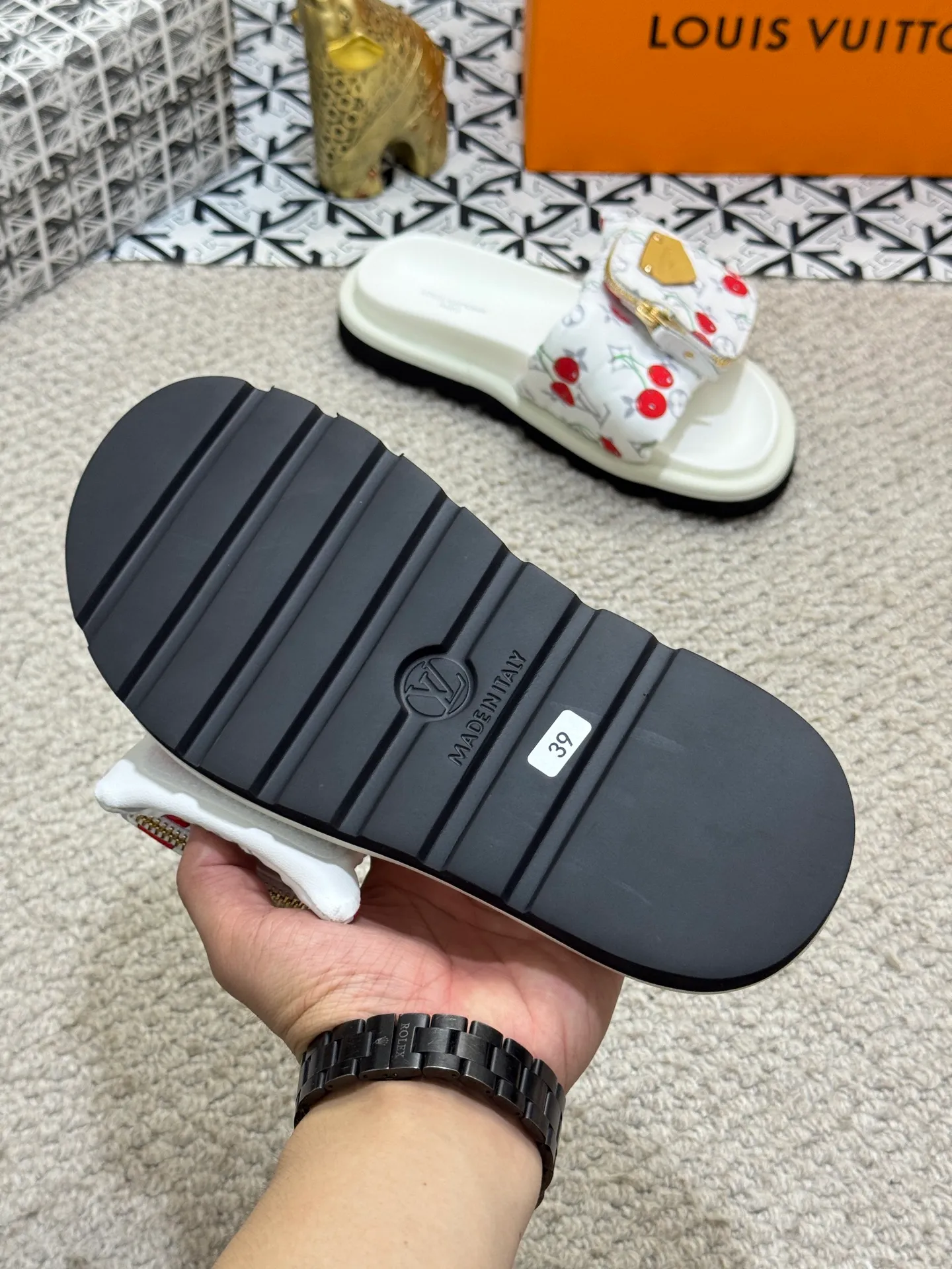 Men's shoes 💰400 [New style] 🦇🦇Top original order [Louis Vuitton] Couple style 👫Spring and summer style🎯🎯As an active family in the fashion industry ⭐ Lv is characterized by bold innovation ⚡Fabric down cloth🔥 Combined outsole, clean and tidy ⚡Fashionable and generous🌹Multiple colors available..Size: 36-44 (45 customized